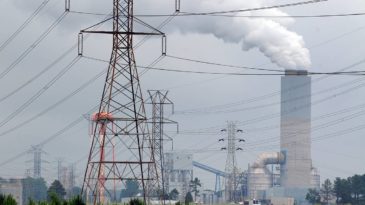 The North Carolina Department of Environmental Quality began a series of six public information sessions this month on coal ash storage options at various sites. The final meeting is Jan. 29 in Belmont, N.C., for Allen Steam Station on Lake Wylie. CHARLOTTE OBSERVER FILE PHOTO
